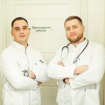 Два врача в коридоре клиники